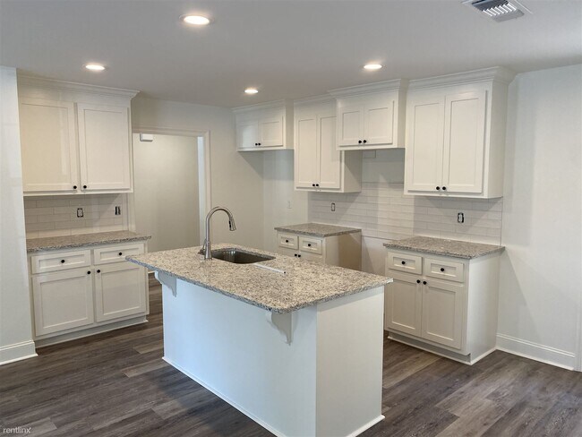 Building Photo - 4 br, 3 bath House - 1 York Circle