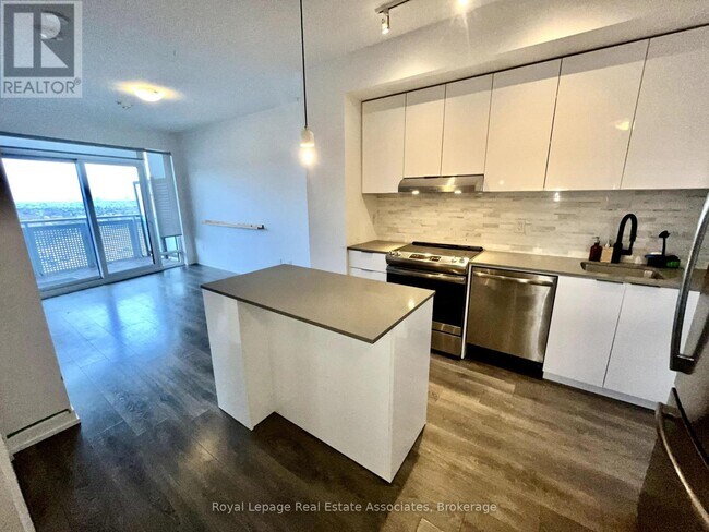 Photo du bâtiment - 2520 Eglinton Ave W