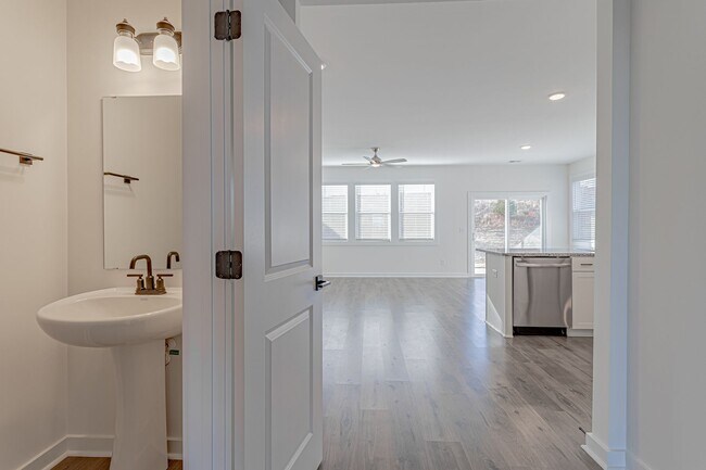 Foto del edificio - Brand New Townhome in Spartanburg, Pool, D...