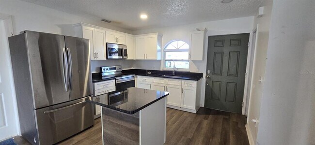 Building Photo - 671 Royalty Ct