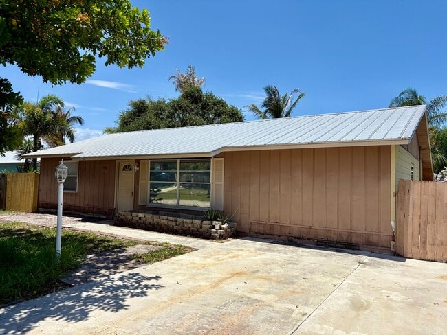 3/2 Jensen Beach Home with fenced yard and no HOA - 3/2 Jensen Beach Home with fenced yard and no HOA
