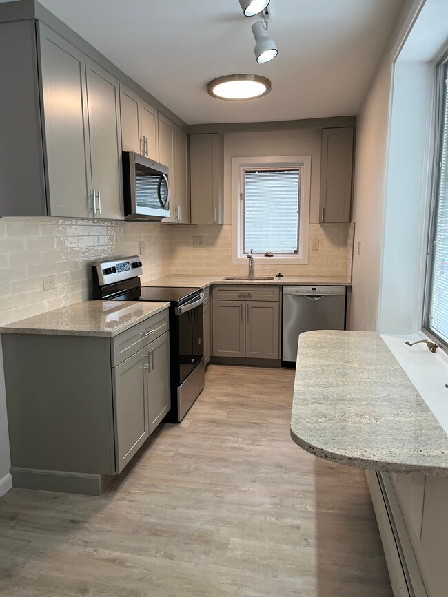 Kitchen - 511 Farmington Ave