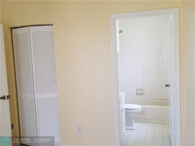Building Photo - 569 E Ridge Cir N