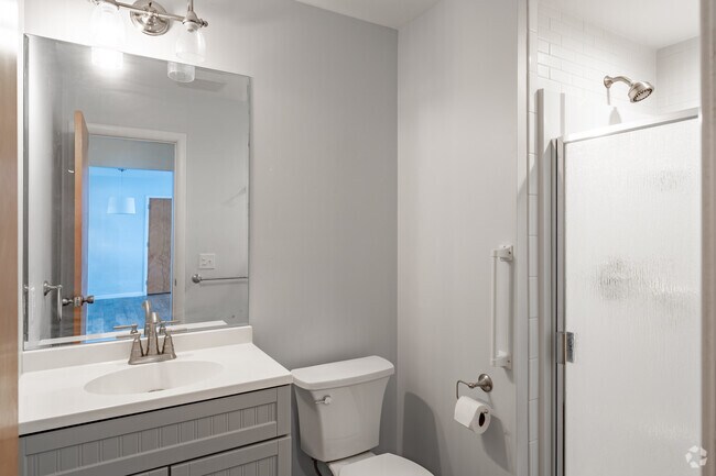 2 habitaciones, 2 baños - 1100 pies cuadrados - Segundo baño - Woodview Apartments