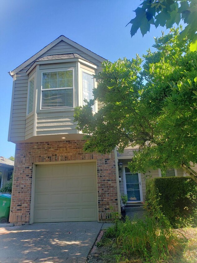 Foto principal - Wonderful John's Landing Updated Townhouse...