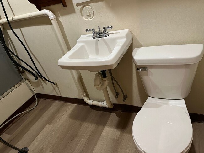 Building Photo - 811-813 W Adler Rd