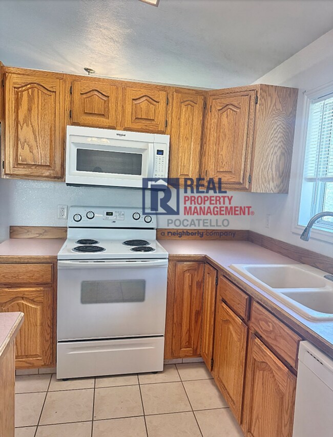 Foto del edificio - Beautiful 4 bed 2 1/2 bath - 3 car garage