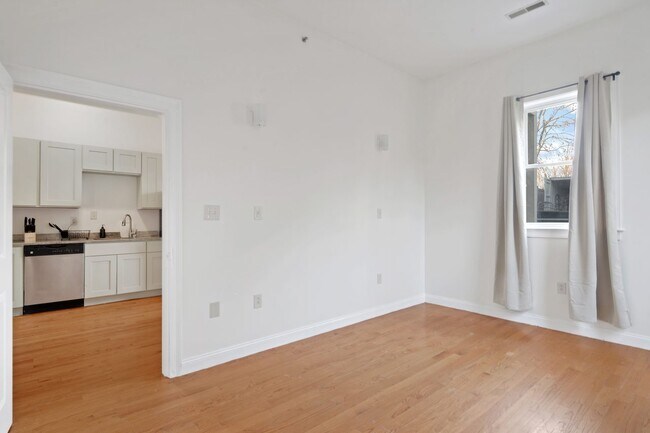 Foto del edificio - #829 Queen room in Roxbury 4-bed / 2.0-ba