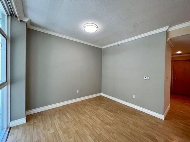 Foto del edificio - STUNNING 2 BED/2 BATH CONDO AVAILABLE IN THE DISCOVERY BUILDING IN CORTEZ HILL!
