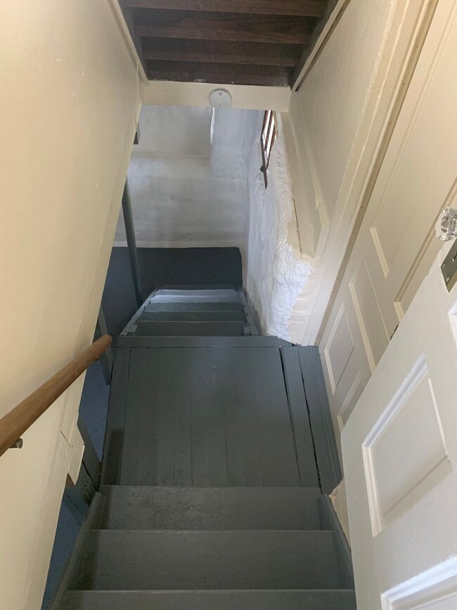 Building Photo - RENT ($750/month): 2 Beds