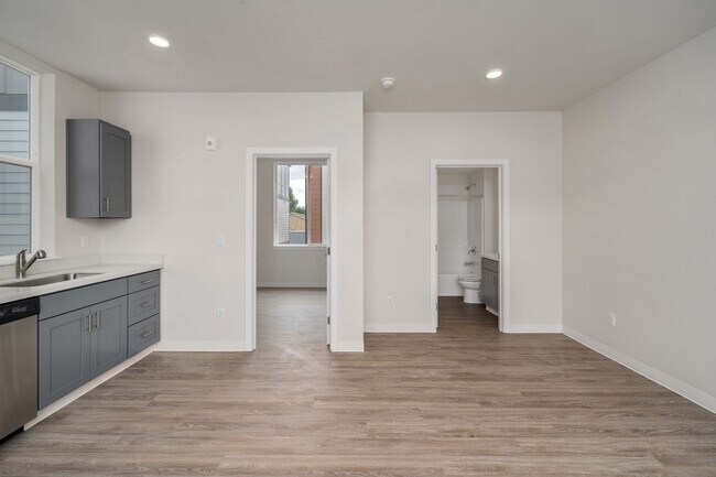 Building Photo - TOP FLR! Modern Amenities + Secured Buildi...