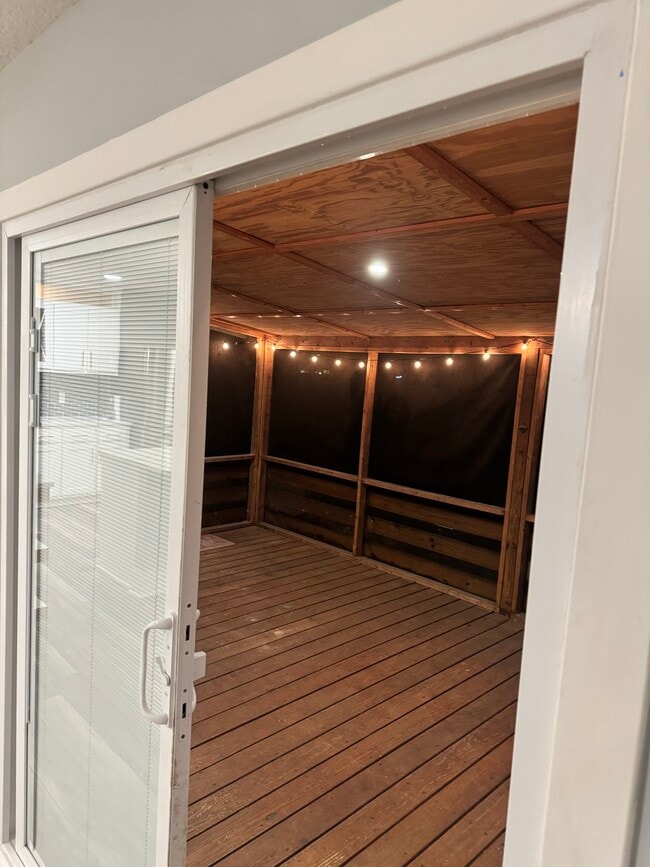 Building Photo - 407 Royal Pines Way