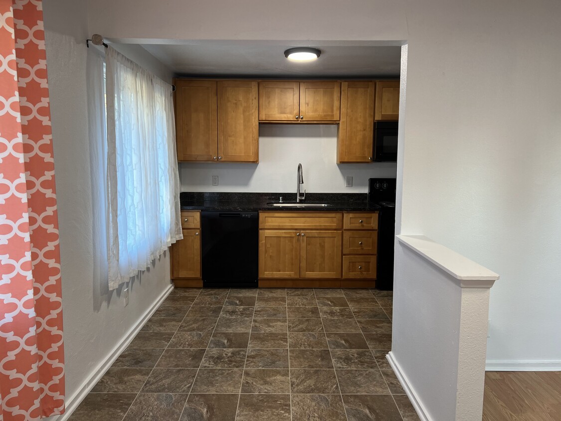 Kitchen - 904 Hewitt Ave