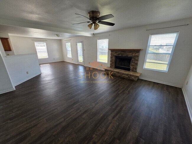 Building Photo - SOUTH SIDE LARGE 3 BR HOME