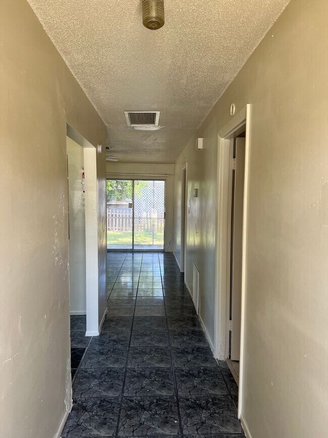 Foto del edificio - 2 bedroom one bath Duplex