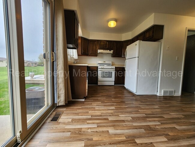 Building Photo - Renovated and Super Clean 2 Bed/1.5 Bath C...