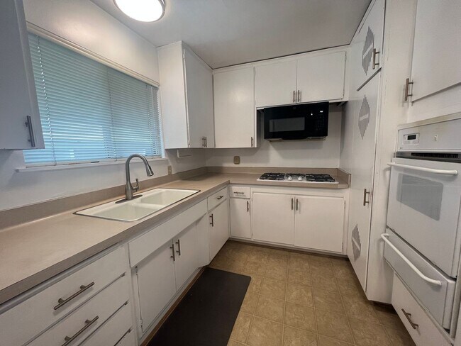 Building Photo - Charming 2 Bedroom 1 Bath in Laguna Beach!!