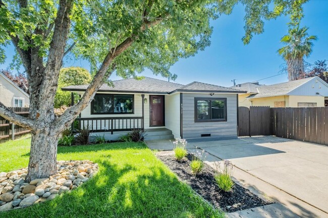 Building Photo - Newly Updated Home in Oak Park