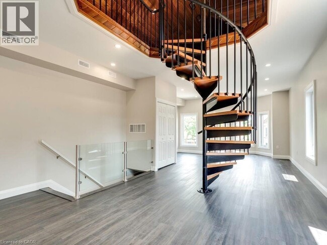 Building Photo - 2 Victoria Ave N