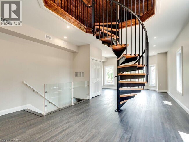 Photo du bâtiment - 2 Victoria Ave N