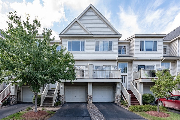 Primary Photo - Like New 2 Bed/2 Bath Townhome With Amenit...