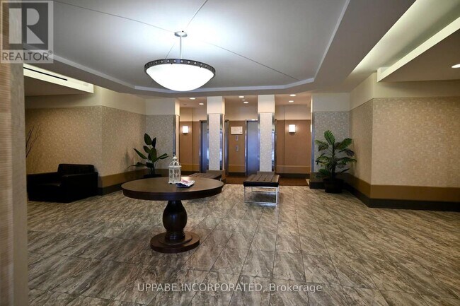 Photo du bâtiment - 310 Central Park Dr