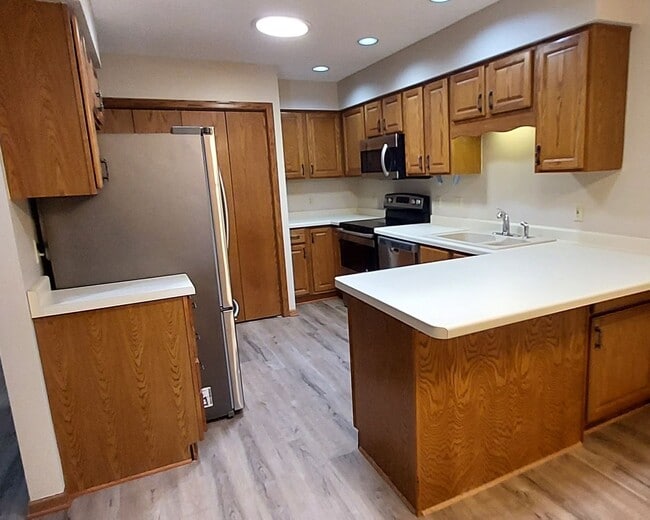Building Photo - Nice 2 Bedroom 2 Bathroom Townhome in Some...