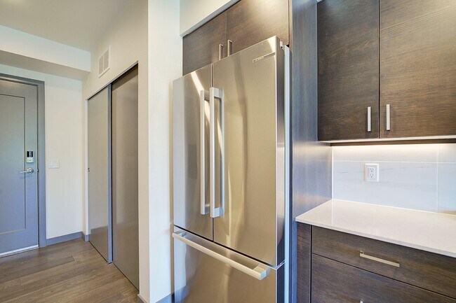 Foto del edificio - 0bd/1ba Kirkland Condo