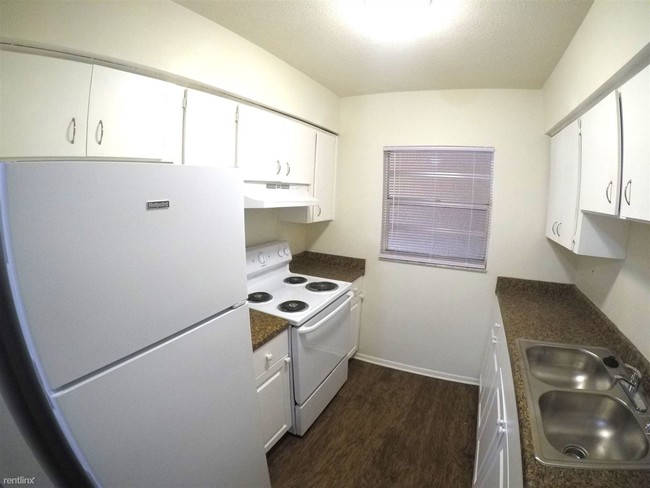 Building Photo - 2 br, 1 bath Apartment - Rogers Square