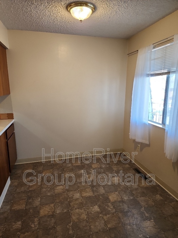 Building Photo - 102 Camelot Ct