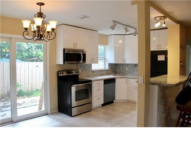 Building Photo - 2616 NE 9th Terrace