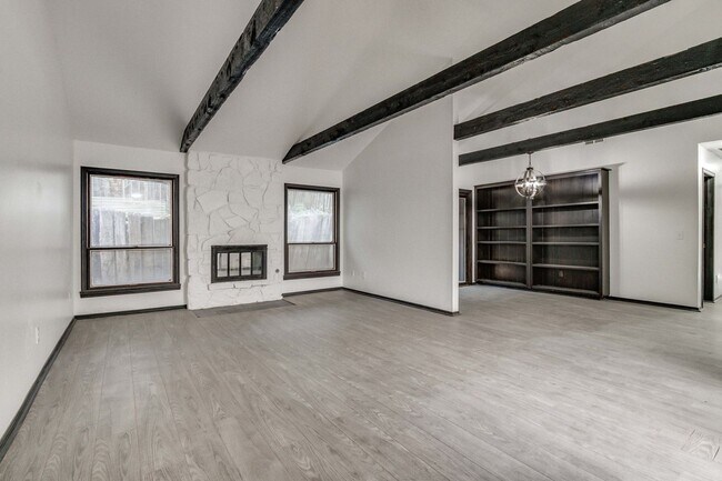 Building Photo - Light-Filled Mid-Century Vibes: 2BR/2BA w/...