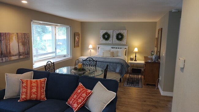 large open studio - 2900 Valley Oak Dr