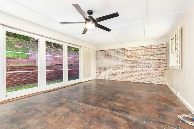 Photo - Rare Find: Tantalus Rustic Charm: Large: 1 Bdr/1 Bth:- Electric Included House