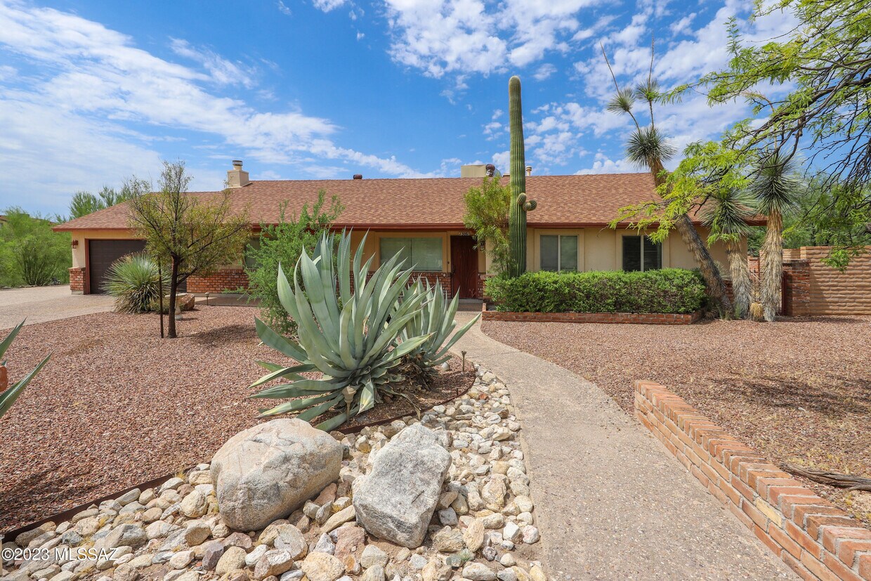 Primary Photo - 5091 N Hillcrest Dr