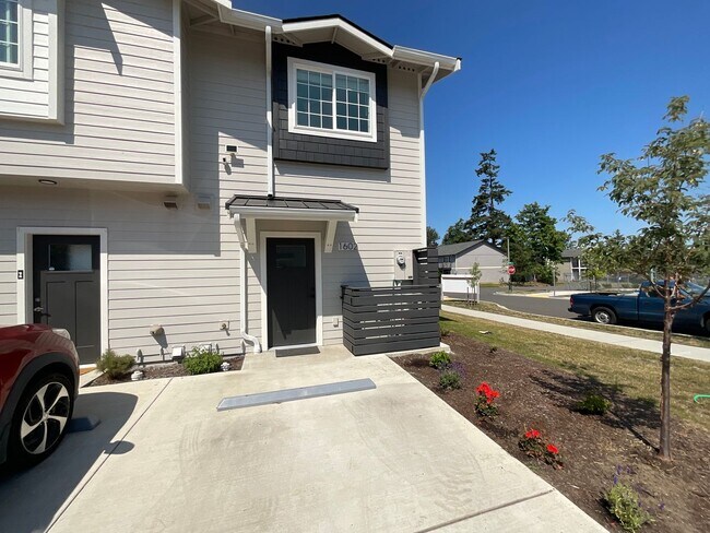 Building Photo - Beautiful 2 Bed, 1.5 Bath Sunset Village T...