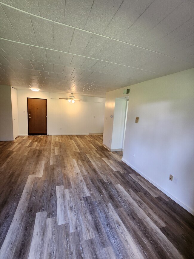 Sala de estar con piso - Pebble Creek