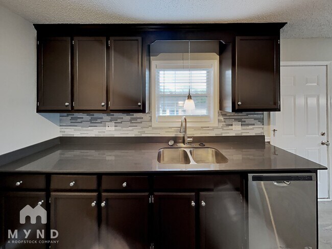 Building Photo - 608 Helms Dr