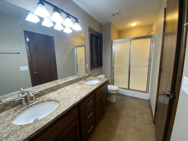 Building Photo - Gorgeous Elkhorn 4 Bed 3 Bath Home!