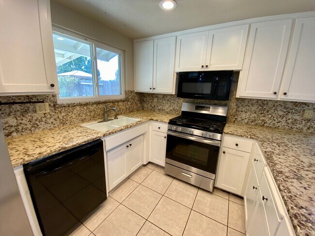 Foto del edificio - Single story home, large backyard, close t...