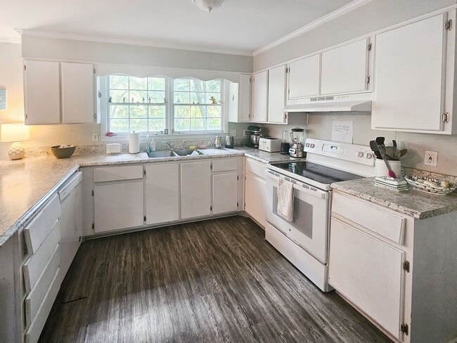 Foto del edificio - Charming brick home in beautiful Savannah offering four bedrooms and 2.5 bathrooms, Prime location!