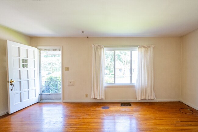 Building Photo - 9 Bolleana Pl