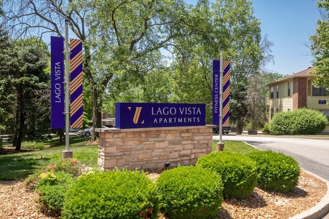 Building Photo - Lago Vista