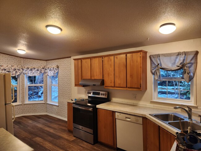 Building Photo - 3 Bedroom Update Mobile Home Located In Qu...