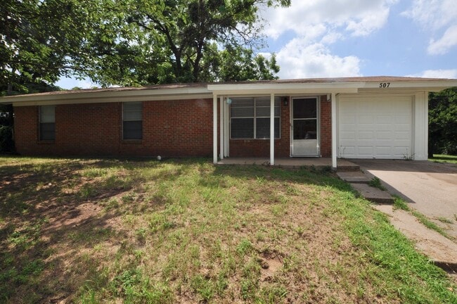 Building Photo - FOR LEASE! 3 Bedroom - 1 Bath Brick Home w...