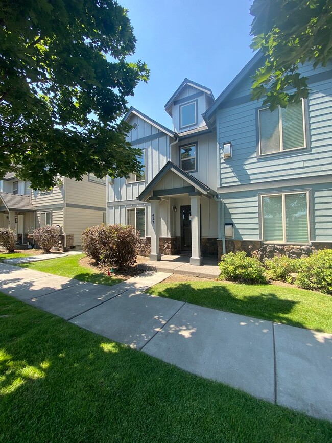 Building Photo - Lovely End Unit 3 Bedroom Townhome in Redm...