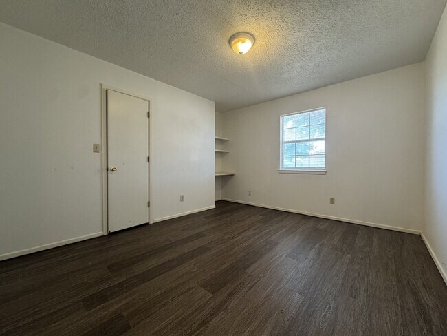 Building Photo - "Charming & Cozy 2-Bedroom Home in Lorenzo...