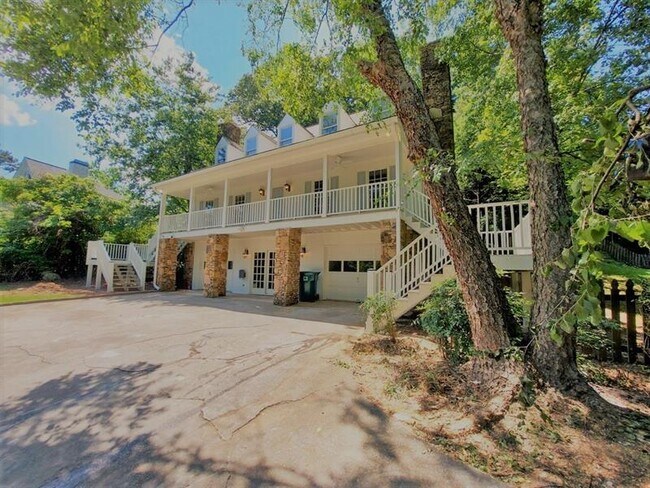 Foto del edificio - 1871 Cedar Cliff Ct SE