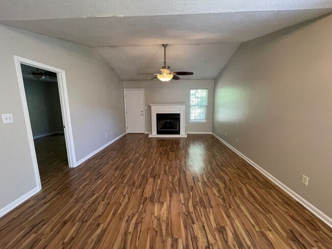 Building Photo - 2 Bedroom END UNIT Townhome in Columbia County