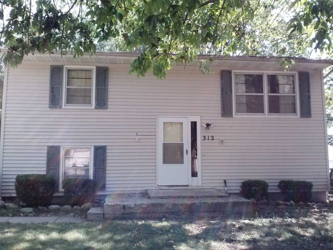 Primary Photo - AVAILABLE AUGUST 1st! 3 Bedroom House-312 ...